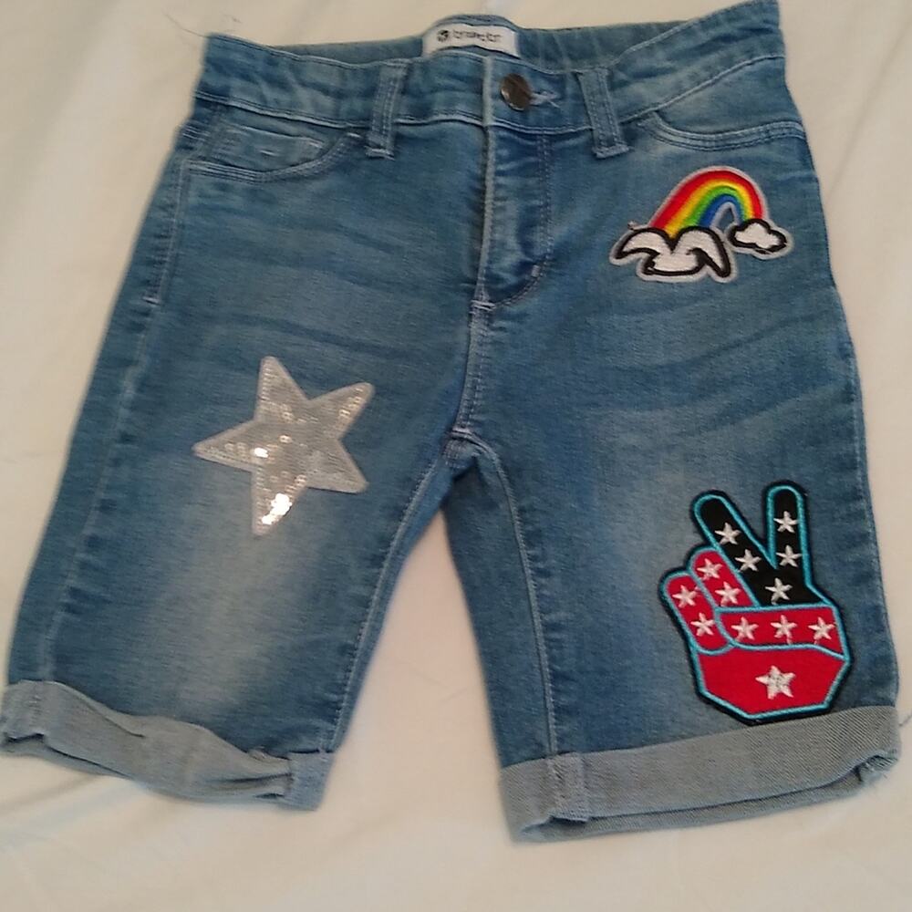 Tractr girls Size 8 denim shorts with patches.